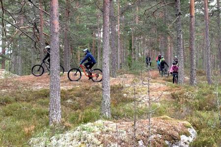 Over 20 stisykkelentusiaster slo til på tilbudet om guidet fellestur i Syverudrunden på søndag. Det blir flere muligheter framover for de som gikk glipp av helgas tur. Foto: Trond Dyrnes