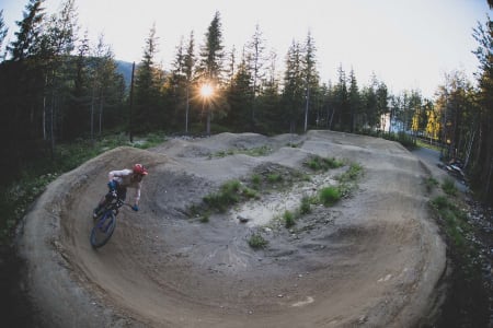 VED FOTEN: ... av landets beste heisanlegg for sykling finner du pumptracken i Øyer. Foto: Kristoffer H. Kippernes