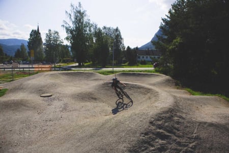 ASFALT KOMMER: Pumptracken i Nesbyen sentrum er planlagt asfaltert i løpet av høsten 2019. Foto: Kristoffer H. Kippernes