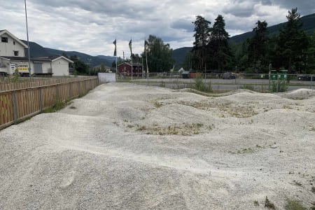 PÅ VEIEN: Pumptracken i Ringebu kan du lett besøke, da den ligger tett opp mot E6. Foto: Kristoffer H. Kippernes