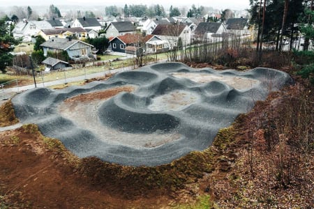 PUMPTRACK SKIEN: Ved Skien Fritidspark finner du denne fine pumptracken, bygget av Rekkje Stiutvikling. Foto: John Andre Moldestad