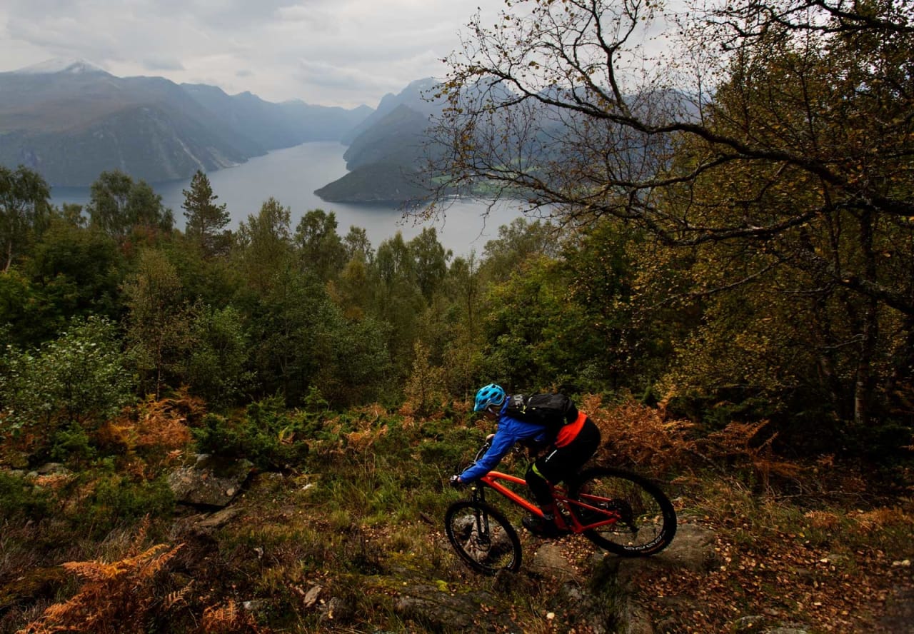 Ansokhornet er nabotoppen til Liahornet, og de to lar seg fint kombinere på én dag. / Stisykling i Norge.
