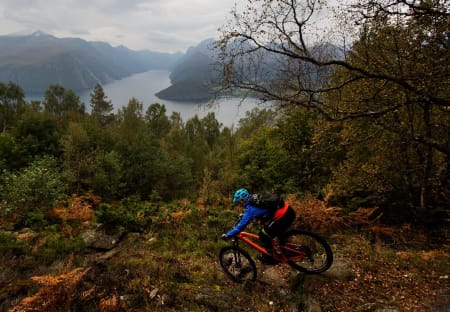 Ansokhornet er nabotoppen til Liahornet, og de to lar seg fint kombinere på én dag. / Stisykling i Norge.
