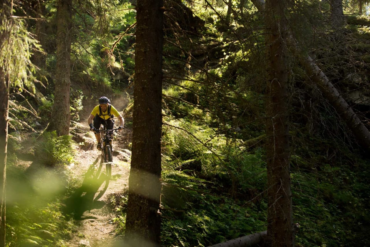 Estenstadmarka har mange korte og bratte utforkjøringer. Her slipper Odd Dahl seg ned «Litjrenna», et lite crux. / Stisykling i Norge.