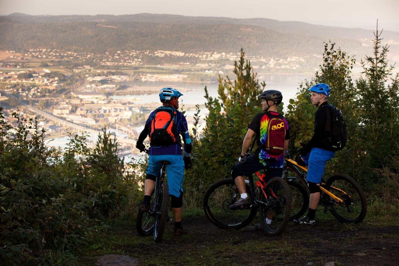 Jostein Børresen, Bård Sturla Stokke og Stian Rånes får et lite overblikk over Drammen sentrum, før det bærer videre på morsomme stier på Konnerud. / Stisykling i Norge