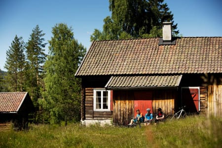 Sverre Eckhoff, Per-Eivind Syvertsen og Jostein Nymoen tar en pause i solveggen på Aspesetra. / Stisykling i Norge.