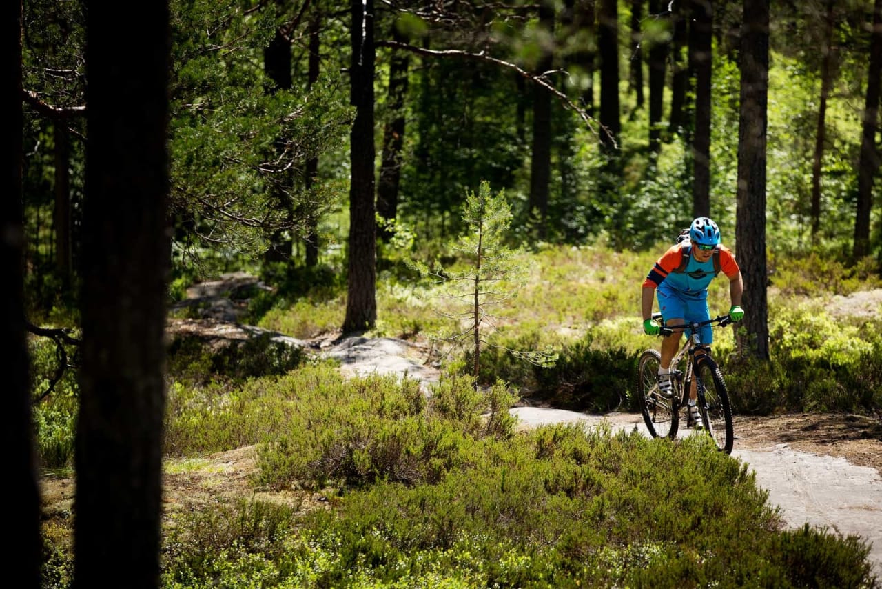 Stiene rundt Kongsberg byr på mye flyt og moro. Sverre Eckhoff gir litt ekstra gass opp et svabergparti. / Stisykling i Norge.