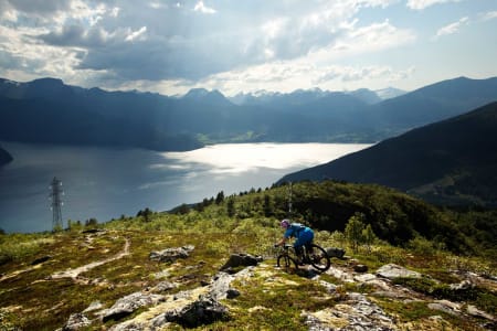 Fra Liahornet har du fin utsikt mot Stranda og Ansokhornet, som kan kombineres med turen til Liahornet. / Stisykling i Norge.