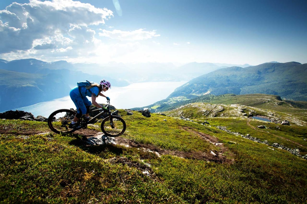 Veronica Vikestrand slipper seg ned fra Liahornet mot fergeleiet i Liabygda. / Stisykling i Norge.