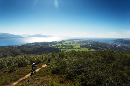 Stien «Hold Brillan» som er beskrevet, går litt til venstre for denne på bildet. Andreas og Martin Klette setter fart mot Bodø sentrum. / Stisykling i Norge.