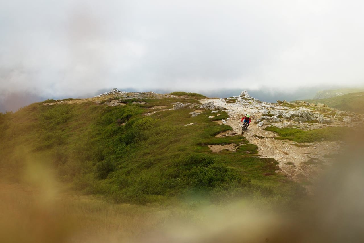 No. 6 byr på litt annet underlag enn de fleste andre stiene i Bodø. Martin Klette setter slalåmsvinger på sand. / Stisykling i Norge.
