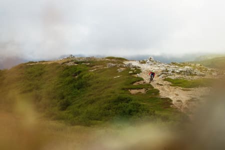No. 6 byr på litt annet underlag enn de fleste andre stiene i Bodø. Martin Klette setter slalåmsvinger på sand. / Stisykling i Norge.