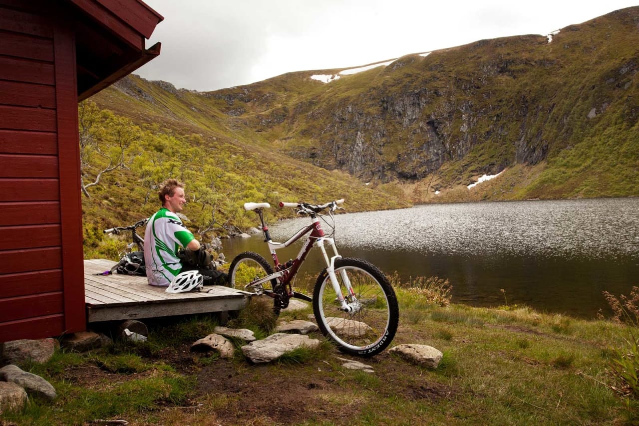 På vei til Sjurvarden er det fint å stoppe ved Skottenvatnet for en pause. / Stisykling i Norge.