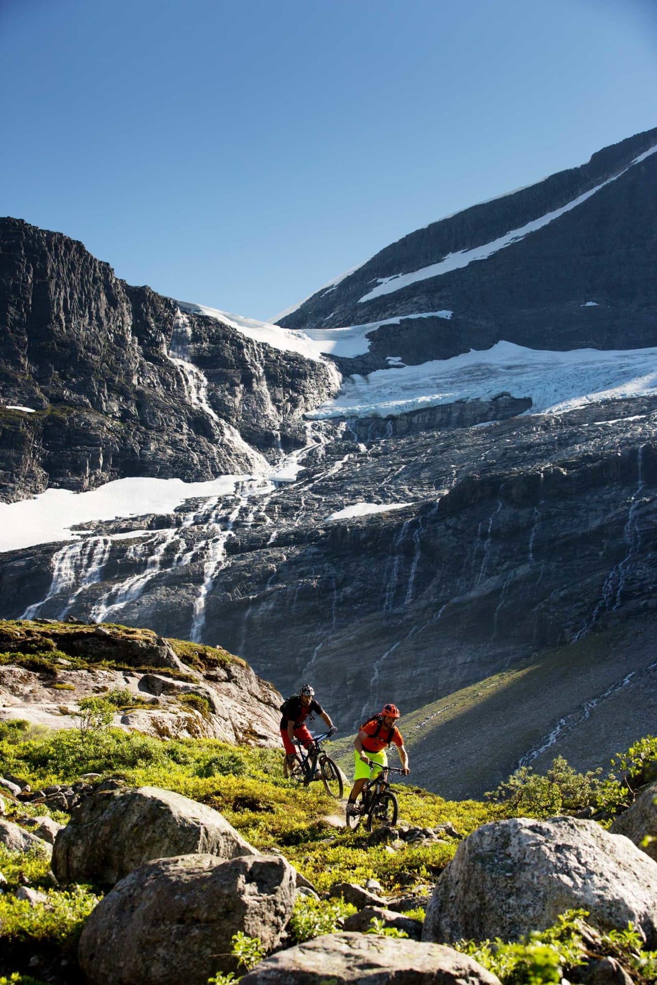 Det er lett å skjønne at utenlandske turister blir bergtatt av vestlandsk natur. Halvard Avdem og Sigleif Myklebust på vei ned Erdalen. / Stisykling i Norge.