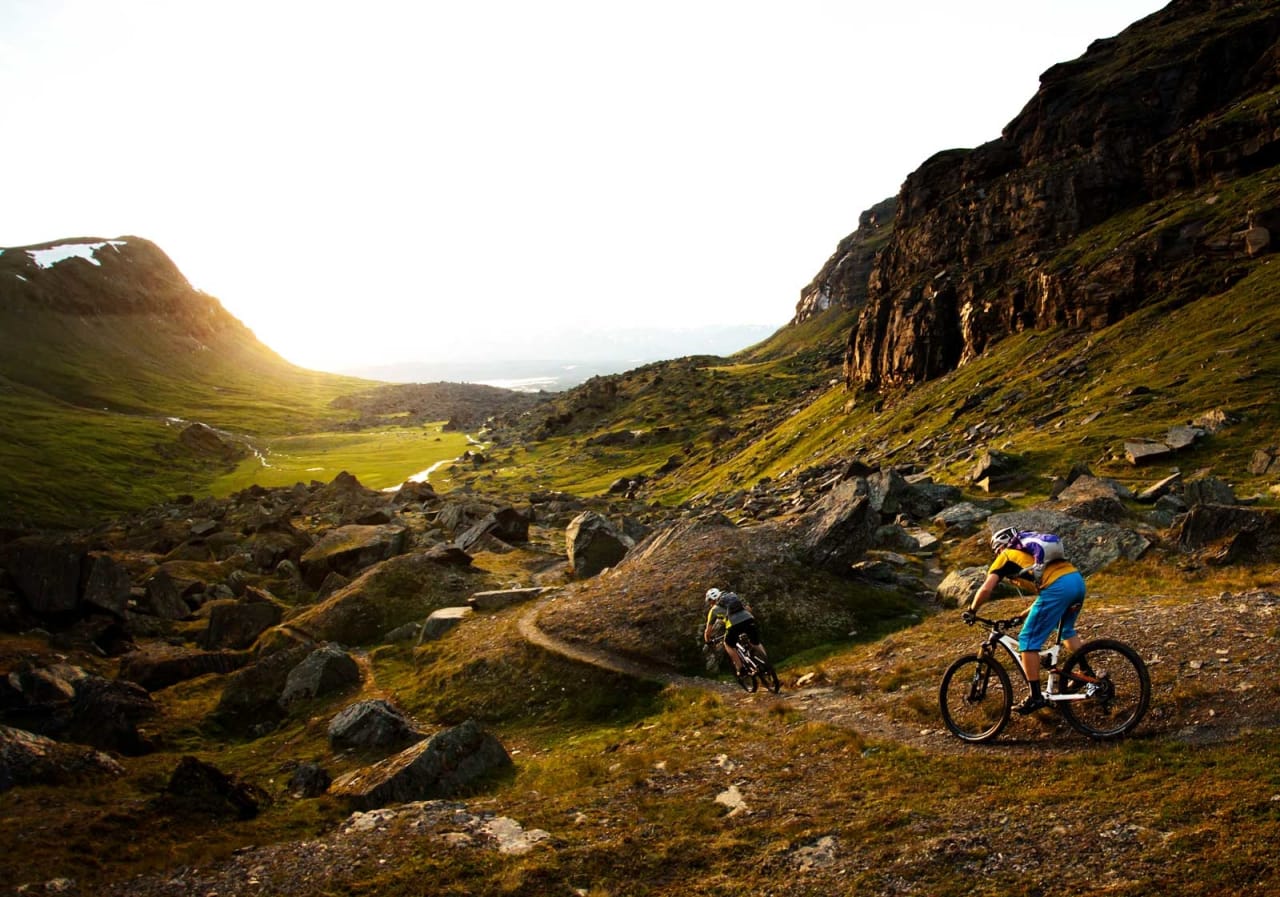 Per-Eivind Syvertsen jobber for å henge på lokallkjente Sture Pettersen ned til E10 fra Trollsjøen. / Stisykling i Norge.