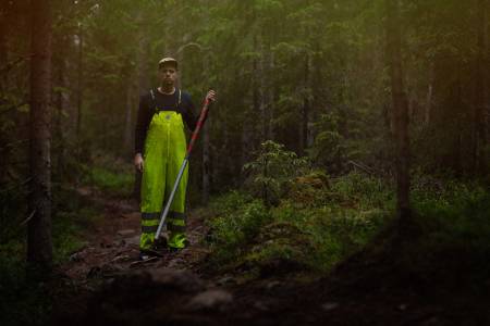 SKOGEN SOM ARBEIDSPLASS: Roald Eidsheim har skapt arbeidsplass til både seg selv og andre ved å bygge sti. Foto: Kristoffer Kippernes