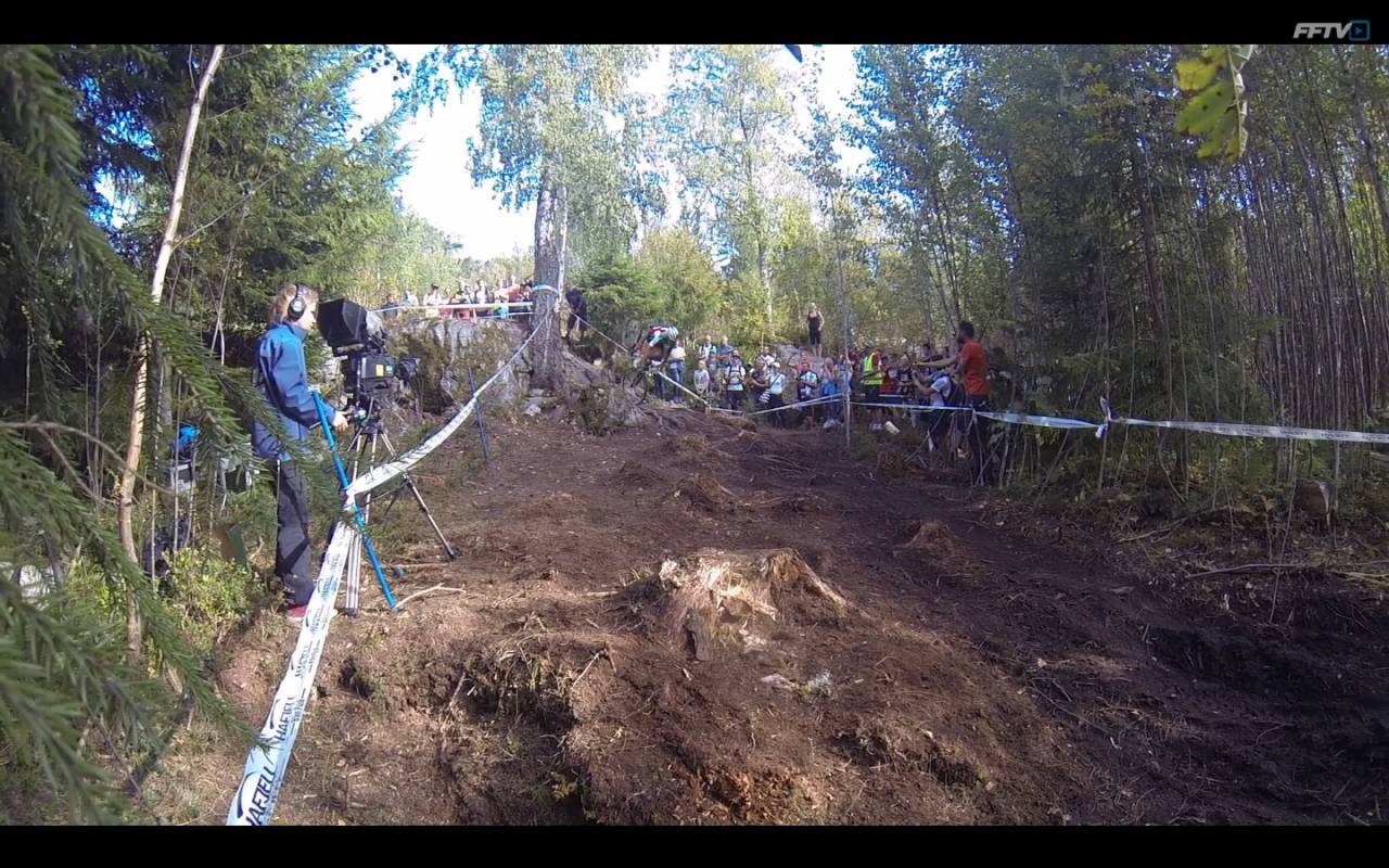 PÅ TRYNET: Nino Schurter er kanskje verdens beste utforkjører i rundbaneritt, men selv han gjør feil. Her går det galt for sveitseren. Film: Jahn Harald Bull.