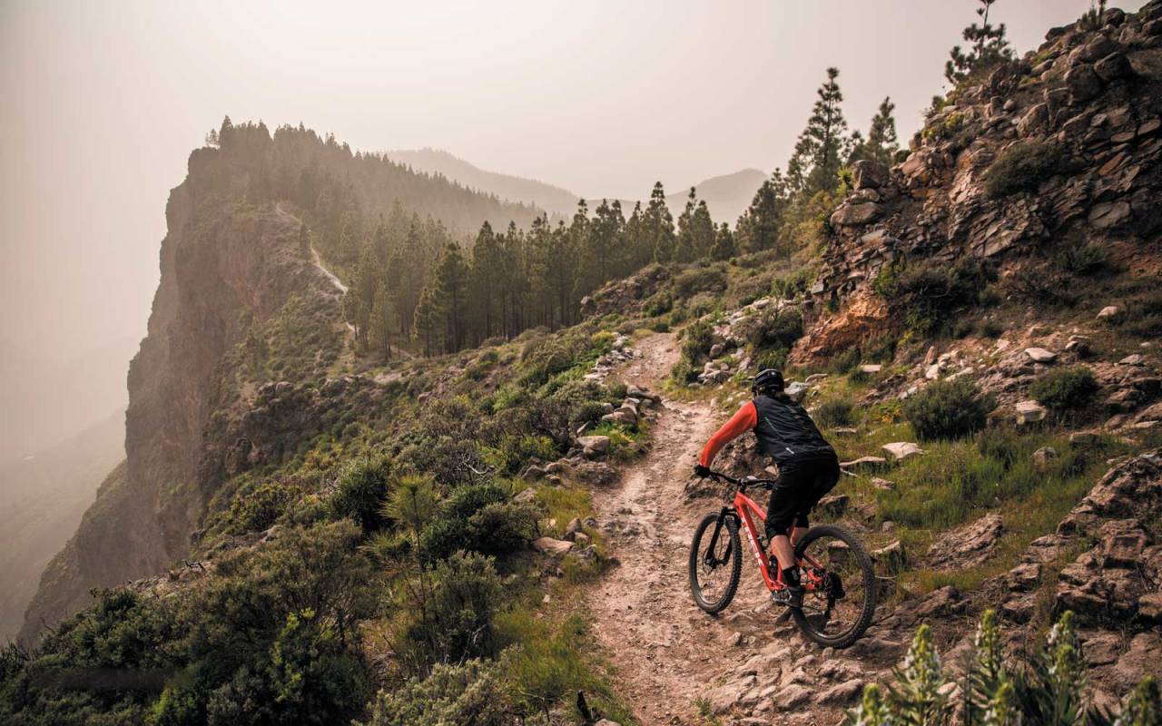 KILOMETER MED STI: Gran Canaria er så mye mer en charterturisme og paraplydrinker. Fjellpartiene på øya tilbyr omtrent uendelig med moro for stisyklister.