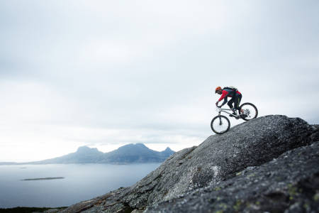 SJEKKLISTE: Vi gir deg tipsene til stier du kan sjekke i sommer. Her setter Andreas Klette retning ned fra Keiservarden i Bodø. Foto: Kristoffer H. Kippernes