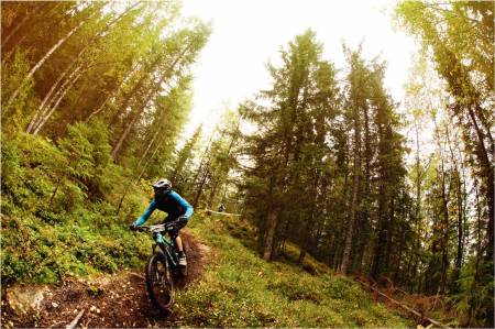 STI-RITT: Det er ikke så ulikt terrenget du møter på stitur, men med startnummer på styret blir opplevelsen ganske annerledes. Magnus Sørli på en av fartsetappene under Hakadal Enduro 2018