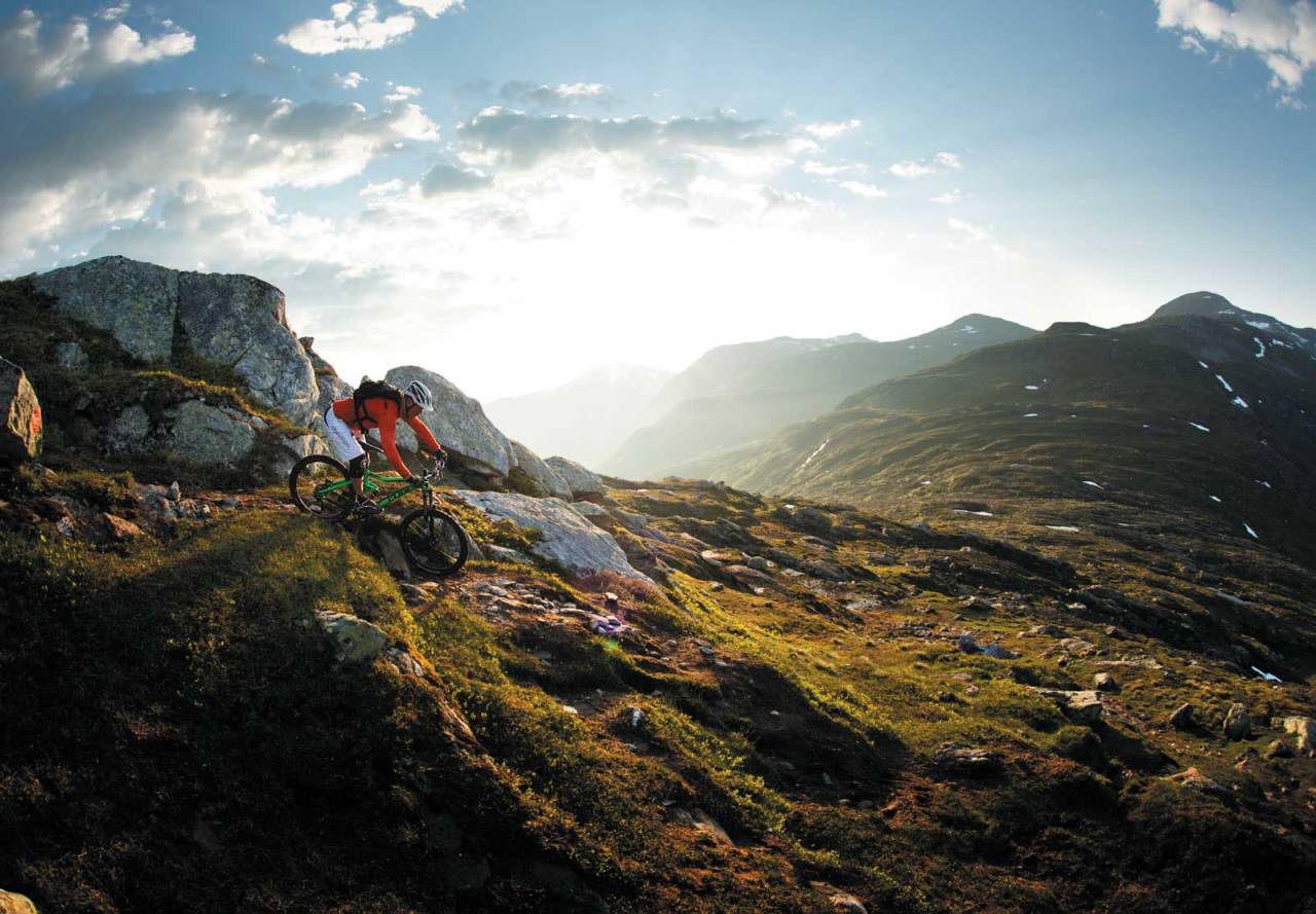 Bygdenær topptur: Turen til fjellet Gryta kan sykles fra Stryn sentrum. Fra toppen som ligger snaue 1000 meter over havet, går det sti helt ned til fjorden igjen. Hold deg fast, og nyt. Øyvind Østvedt