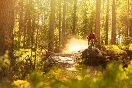 SOMMERSTØV: Trysil var et obligatorisk stopp på flere måter, når Mick Ross kommer fra Australia for å sykle i Norge. Her slipper han seg utfor et drop i stien Redneck i Gullia. Foto: Kristoffer H. Kippernes.