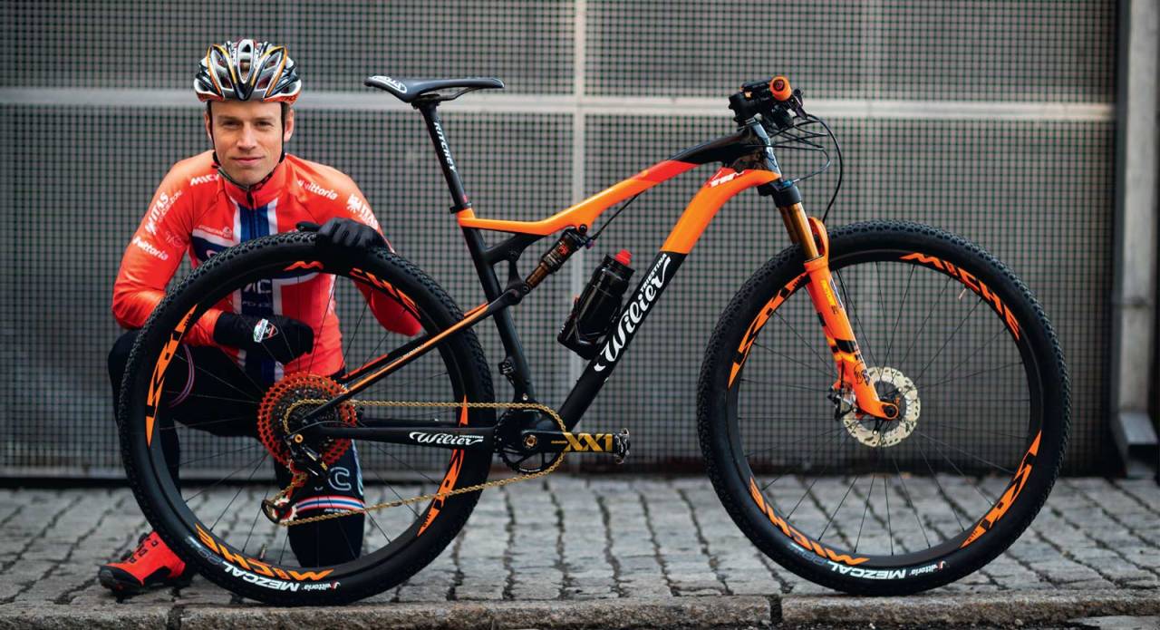 PROFF I ITALIA: Ole Hem lever sykkeldrømmen som terrengsykkelproff i Italia på italiensk sykkel. Profflaget Squadra Wilier Force 7C MTB team har utstyrt sine ryttere med det ypperste av utstyr.