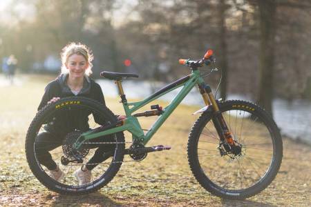 USYNLIG FORSKJELL: Ved første øyekast er det ikke lett å se at sykkelen til Ida R. Nærum har to forskjellige størrelser på hjulene. 