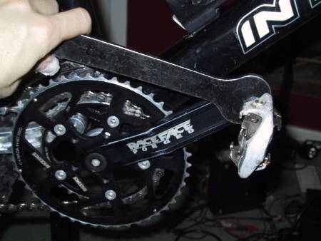 Av med pedalen: Her brukes en 15mm pedalnøkkel. Husk, skru bakover på begge sider!