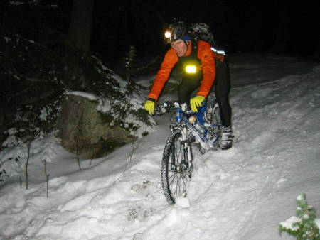 Lysmester: Her er Henrik med lykta i bruk.