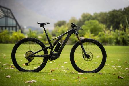 STISYKKELDØDAREN: Specialized Turbo Levo SL har en effektiv motor samtidig som den er lett. Er dette den nye stisykkelstandarden? Foto: Ettien Schoeman/Specialized