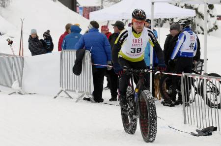 HEKTA PÅ TJUKKAS: Ståle Hansen fra Ringebu både selger og sykler fatbike. Det blir stadig flere av dem, bekrefter han. Foto: Kent Murdoch