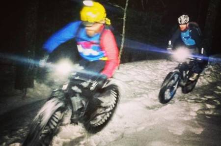 PARADIS: Rickard Sundell (bak) i NOTS på en hverdagskveld i Østmarka der risikoen for brukerkonflikter var relativt lav: på stier og terreng som få andre oppsøker. Og med NOTS nye vintersyklingsregler er det duket for harmoni i skogen. Foto: Team Ibis