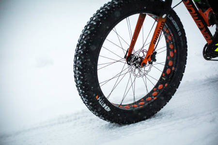 Fatbikeritt kjøres ofte i skiløyper og på langrennsarenaer. På rittet i og rundt Letohallen 27. februar blir det andre boller. Foto: Snorre Veggan