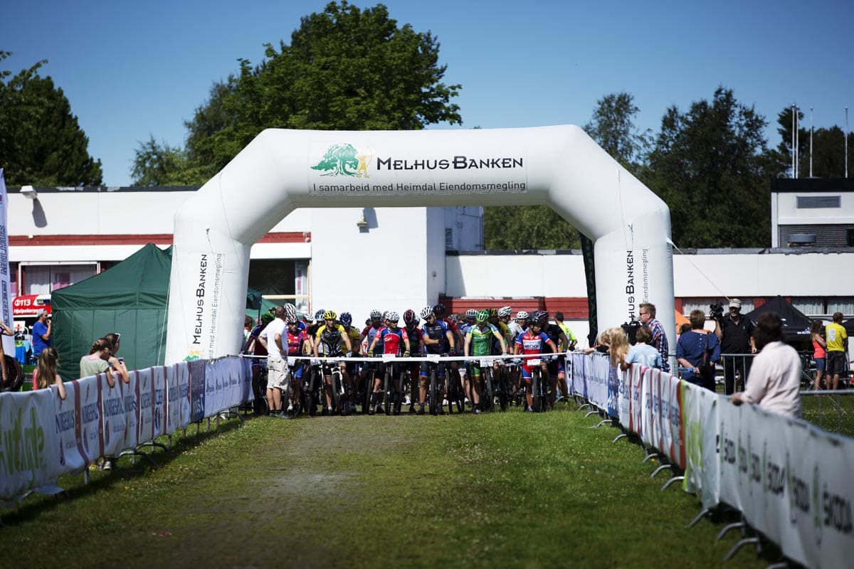 STARTEN: Gira ryttere på strek. Foto: Kristoffer H. Kippernes