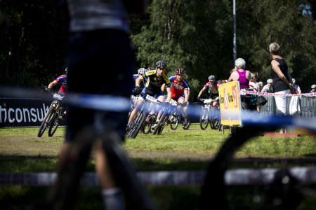 TETT: Hard kamp om posisjonene. Foto: Kristoffer H. Kippernes