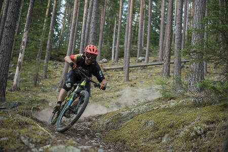STIHODE: Ove Grøndal i Trailhead Nesbyen er ikke snau på sykkelen selv, og viser gladelig frem godsakene i Nesbyen. Bilde: Vegard Breie