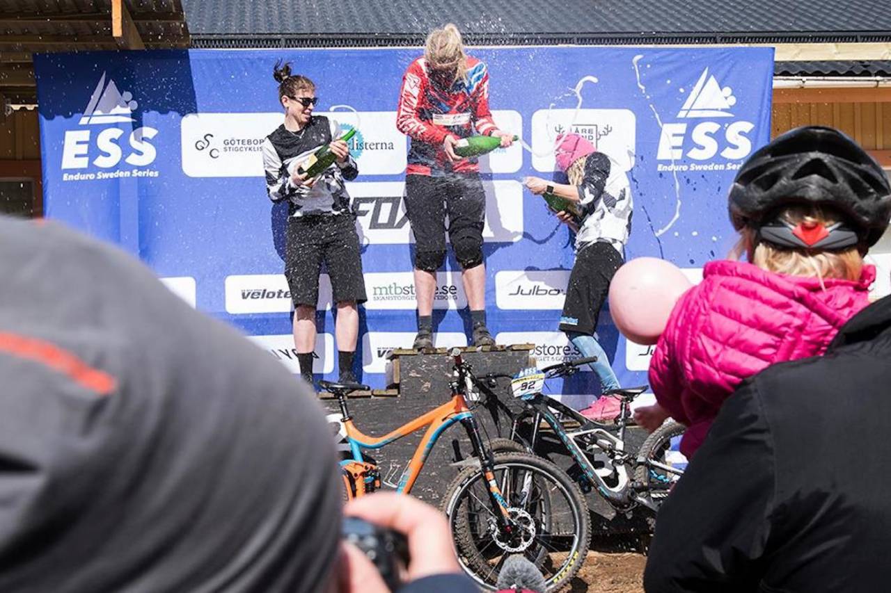 Joline Johansson ble nummer to på Enduro Sweden Series i Vallåsen i fjor. Josefine Björkmann vant og Sara Danielsson Lundqvist ble nummer tre. Foto: Privat