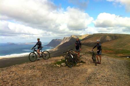SYDENSAMLING: Menge og lange rolige turer bør være fokus på Sydensamlingen, sier Lars Granberg, som hadde sesongens første treningssamling på Lanzarote med iHus Racing. Foto: iHus Racing