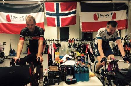 ADLET: Tom Ove Kaland og Bjørn Egil Djuphagen Svela er slått til riddere av Sufferlandria. Men det kostet. Foto: Trimeriet Flekkefjord