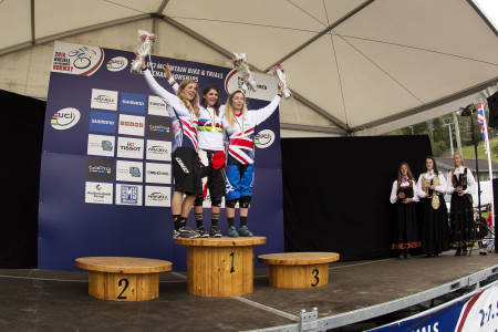 TAPETSERTE PALLEN: Rachel Atherton sølv, Manon Carpenter gull og Tahnee Seagrave bronse.