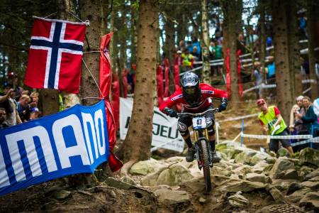 ROCK JUNGLE: Isak Leivsson bikket 80 km/t på fartsmålingen. Her i Rock Jungle var tempoet av naturlige årsaker lavere. Men stemningen desto høyere. (foto: Snorre Veggan)