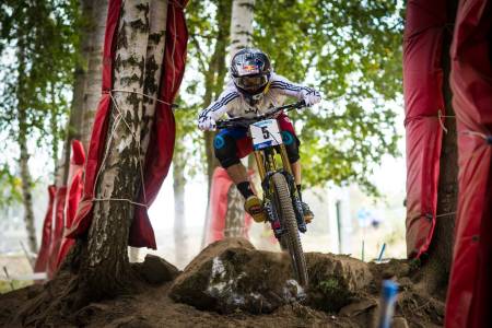 SOLID: Gee Atherton holdt seg på sykkelen, og ble kronet med gull. Foto: Snorre Veggan.