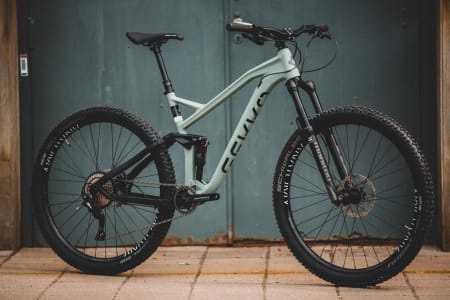 STILIG: Gekko Firm AMT er stilig og tøff i krigsshipsgrå og svart aluminium. Noe høy front, enkel gaffel og 10-delt drivverk trekker ned på totalscoren.
