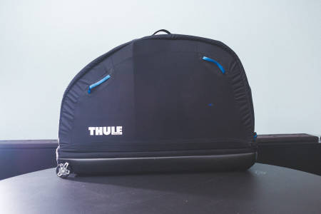 KOMPAKT: Thule-kofferten er testens klart minste. Praktisk når du vil ha den inn i bilen. Dumt hvis du har en lang endurosykkel. Bærehåndtaket på toppen er nyttig.