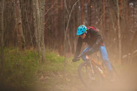 SPANDERBUKSE: Ikke spandex-bukse, men litt videre bukser til stisykling er digg både i kaldt og vått vær. De bør være formsydde og sykkelspesifikke, og helst ha plass til knebeskyttere under. Foto: Kristoffer H. Kippernes