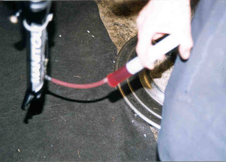 Pump oljen gjennom systemet.