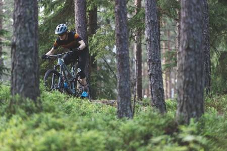 Bontrager Blaze WaveCell mot Specialized Ambush Comp MIPS. Foto: Kristoffer H. Kippernes