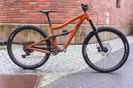 RIMELIG ENDUROSYKKEL: Ibis Ripmo har tatt utgangspunkt i en kjent modell og lagd et rimeligere alternativ. Foto: Kristoffer H. Kippernes