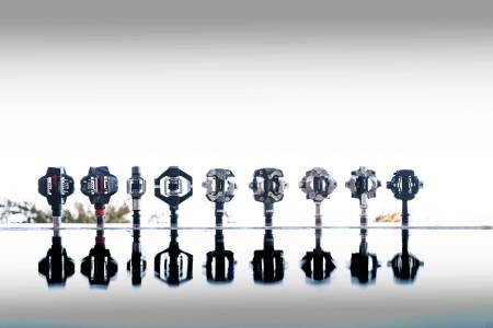 PEDALKAMP: En god klikkpedal må være lett å komme inn i, og trygg å komme ut av. Den bør gi god støtte under skoen og veie så lite som mulig. Fra venstre: Time ATAC8, Time ATAC12, Crank Brothers Egg Beater 3, Crank Brot- hers Candy 7, Look X-track, Look X-Track Race carbon, Shimano XT, Shimano XTR, HT M1 Leopard.